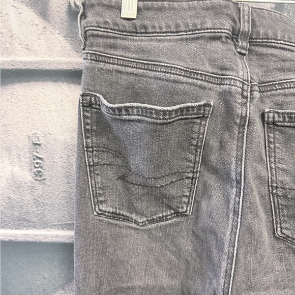 American Eagle Black distressed 8 long strigid mom jean - Picture 11 of 15